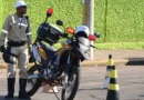 Motorista bêbado foge de acidente com três veículos; horas antes, motociclista invade preferencial e se fere gravemente