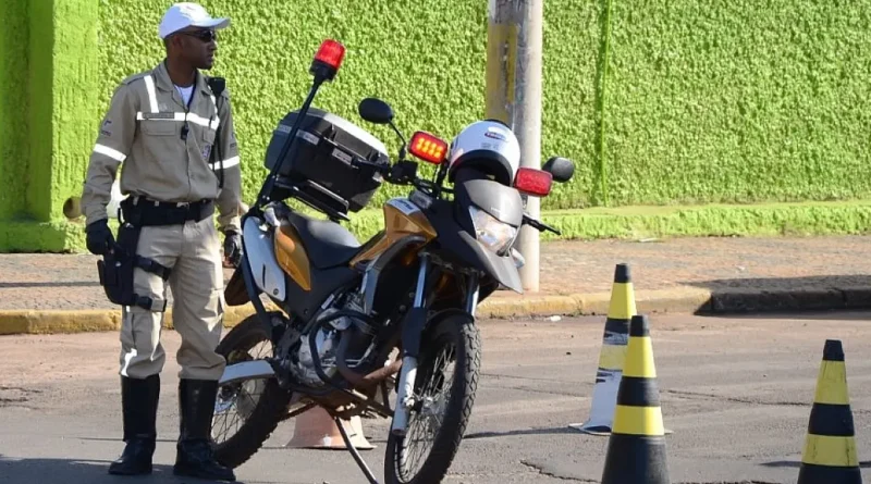 Motorista bêbado foge de acidente com três veículos; horas antes, motociclista invade preferencial e se fere gravemente