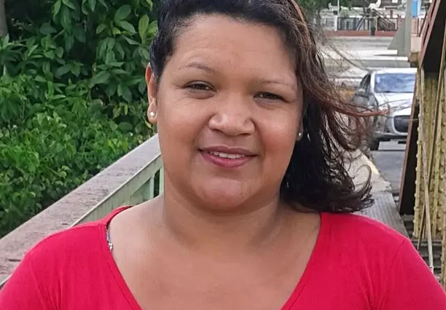 Mulher é morta a facadas dentro de casa e marido foge com a filha
